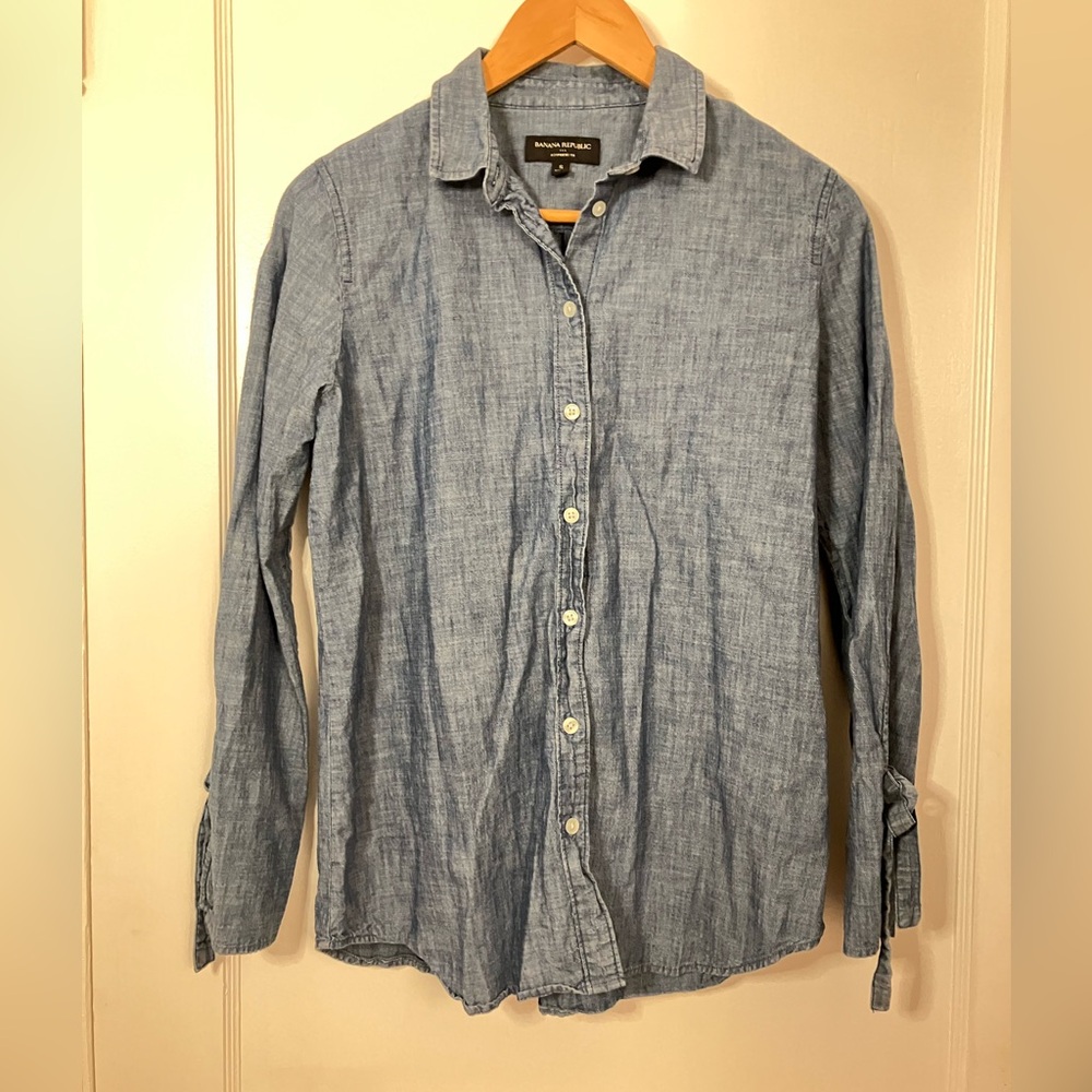 Banana Republic Light Blue Casual Button-Down Shirt